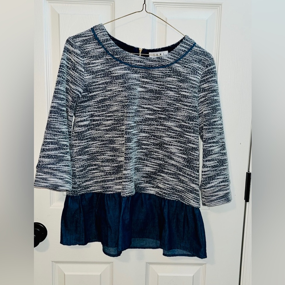 THML  cute  top XS.  Zipper in the back